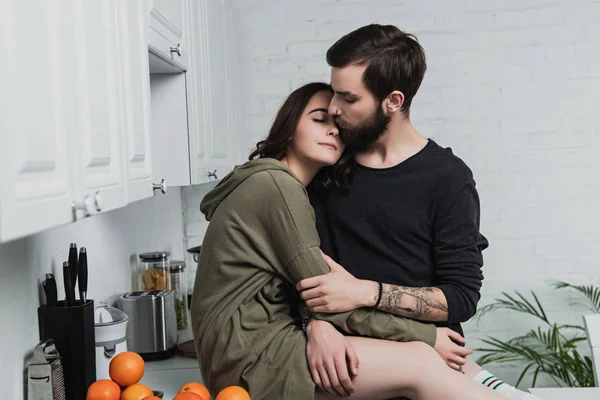 Beautiful Young Couple Embracing Kithchen Breakfast — Stock Photo, Image