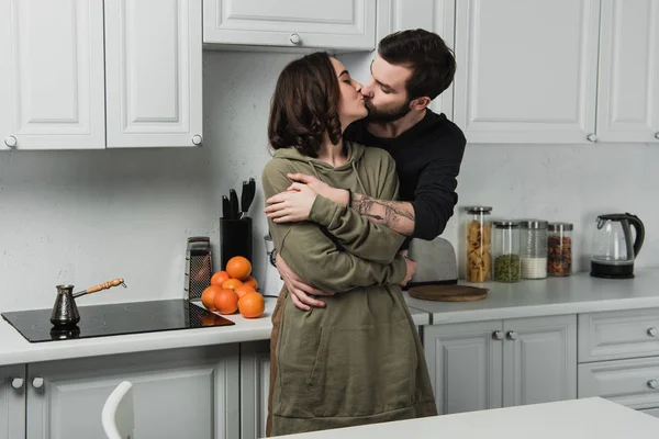 Beautiful Young Couple Hugging Kissing Kithchen Breakfast — Stock Photo, Image