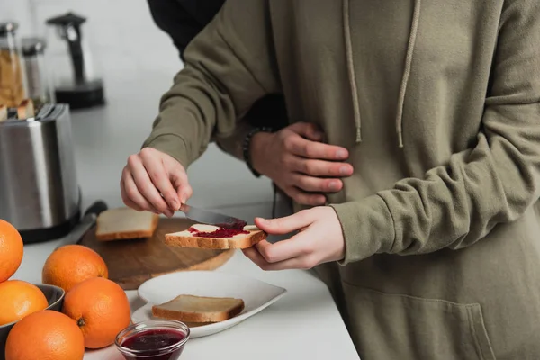 Vue Recadrée Couple Préparant Des Toasts Avec Confiture Pendant Petit — Photo