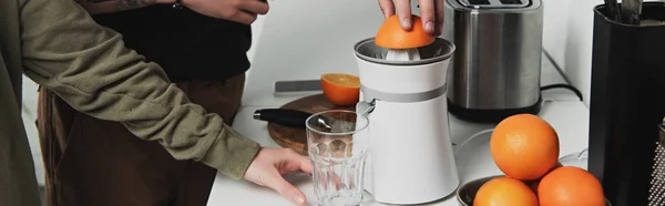 Visão Parcial Casal Fazendo Suco Laranja Cozinha — Fotografia de Stock