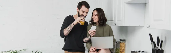 Hombre Beber Jugo Uso Teléfono Inteligente Mientras Que Mujer Usando —  Fotos de Stock