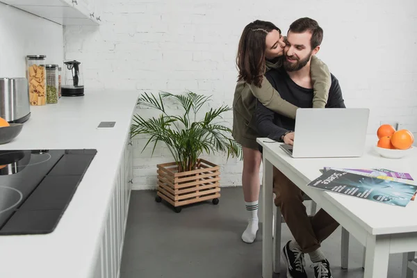 Beautiful Smiling Young Woman Hugging Kissing Man Using Laptop Breakfast — Stock Photo, Image