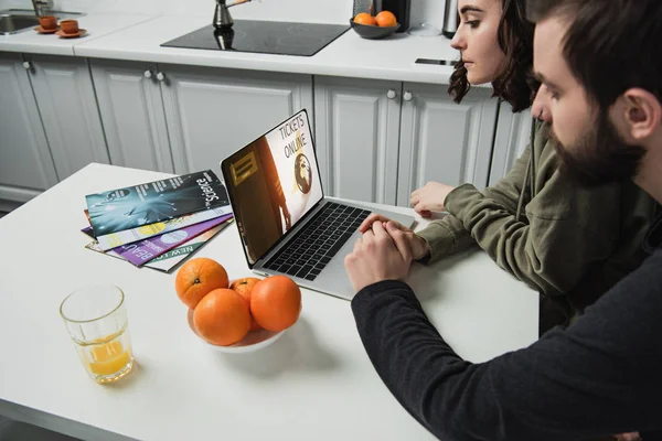 Coppia Seduta Tavola Utilizzando Laptop Con Biglietti Sito Online Sullo — Foto Stock