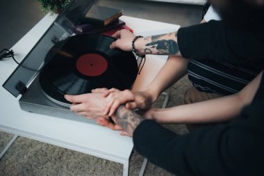dövmeli çift vinil kayıt plak çalar üzerinde koyarak görünümünü kırpılmış 