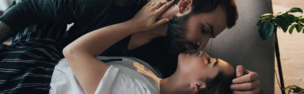Bela Jovem Casal Romântico Abraçando Beijando Casa — Fotografia de Stock