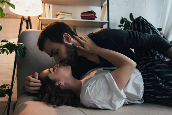 Beautiful Young Romantic Couple Hugging Kissing While Lying Couch Home — Stock Photo, Image