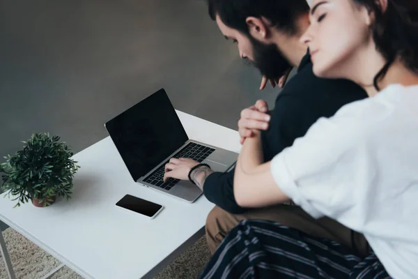 Casal Sentado Abraço Ang Usar Laptop Com Tela Branco Casa — Fotografia de Stock