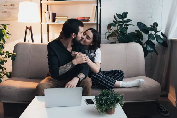 Beautiful Young Couple Sitting Couch Kissing Laptop Smartphone Table Living — Stock Photo, Image