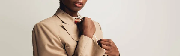 Vista Recortada Mujer Afroamericana Moda Chaqueta Beige Aislada Gris — Foto de Stock