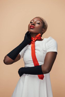 beyaz elbise, kırmızı eşarp ve siyah eldiven bej izole poz seksi afro-amerikan kız