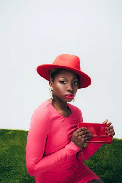 Elegante Mujer Afroamericana Vestido Rosa Sombrero Posando Con Bolsa Hierba — Foto de Stock