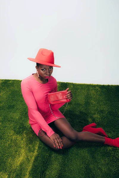 Beautiful African American Girl Pink Dress Hat Posing Bag Green — Stock Photo, Image