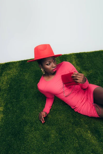 Fashion Shoot African American Woman Pink Dress Hat Posing Bag — Stock Photo, Image
