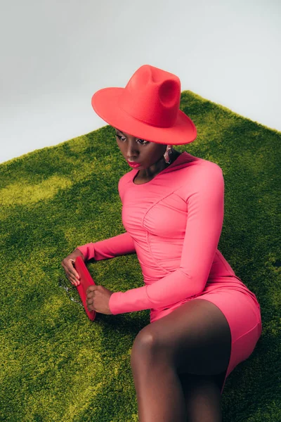 Νεαρό Αφροαμερικάνικο Μοντέλο Ροζ Φόρεμα Και Καπέλο Ποζάροντας Τσάντα Πράσινο — Φωτογραφία Αρχείου