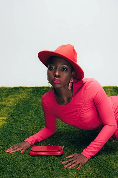 Glamorösa Afroamerikansk Flicka Rosa Klänning Och Hatt Poserar Med Påse — Stockfoto