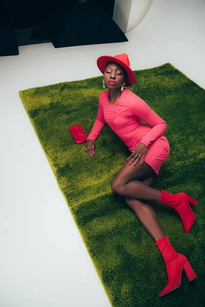 Sensual Fashionable African American Girl Pink Dress Hat Posing Bag — Stock Photo, Image