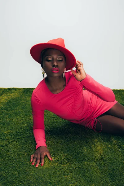 Elegante Mujer Afroamericana Vestido Rosa Sombrero Posando Sobre Hierba Verde — Foto de Stock