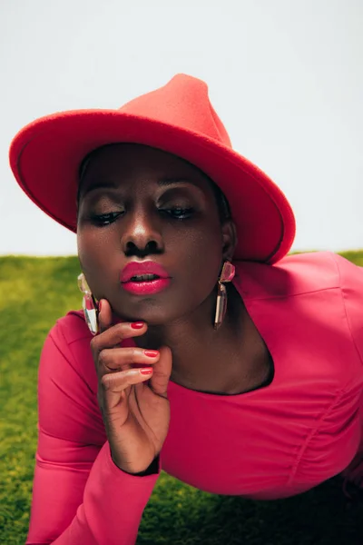 Hermosa Mujer Afroamericana Elegante Vestido Rosa Sombrero Posando Sobre Hierba — Foto de Stock