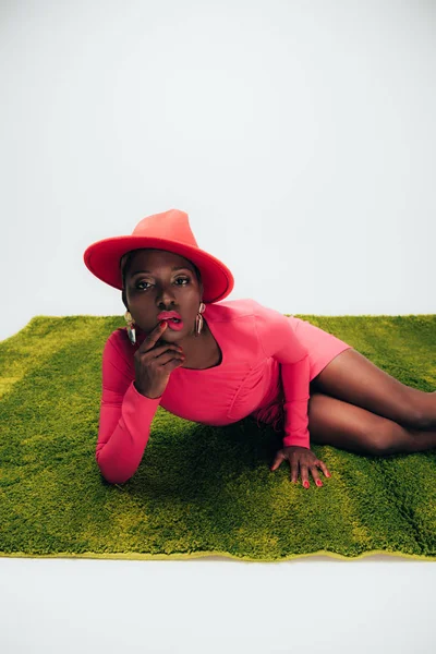 Young African American Woman Pink Dress Hat Lying Green Grass — Stock Photo, Image