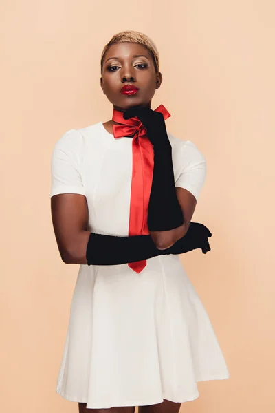 Mujer Afroamericana Pelo Corto Posando Vestido Blanco Bufanda Roja Guantes — Foto de Stock