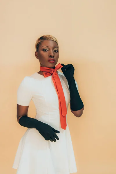 Snygg Afrikansk Amerikansk Flicka Poserar Trendiga Röda Halsduk Och Svarta — Stockfoto