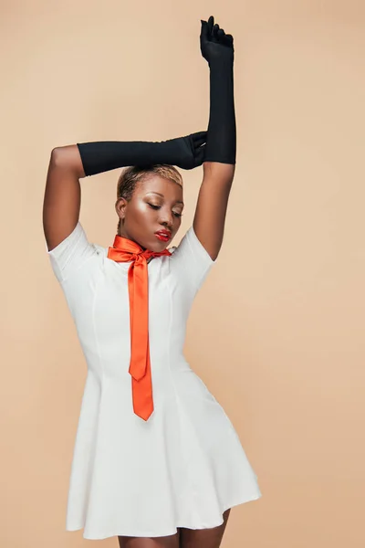 Fashionabla Afroamerikansk Flicka Poserar Vit Klänning Röd Halsduk Och Svarta — Stockfoto