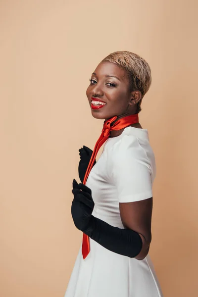 Glad Afrikansk Amerikansk Kvinna Poserar Vit Klänning Röd Halsduk Och — Stockfoto