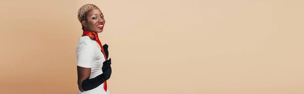 Щаслива Красива Афроамериканська Дівчина Позує Білій Сукні Чорні Рукавички Ізольовані — стокове фото