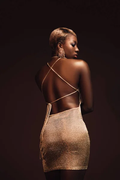 后视图的时尚非洲美国妇女与短发孤立在棕色 — 图库照片