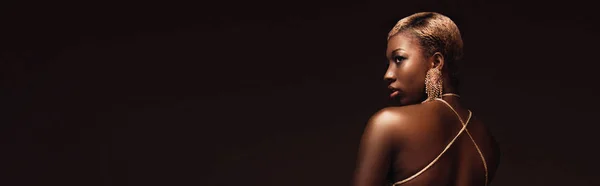 Efektowna Modna Afroamerykańska Kobieta Krótkimi Włosami Wyizolowanymi Brązowym — Zdjęcie stockowe