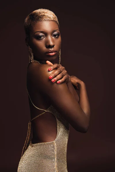 Piękny Elegancki African Amerykański Model Krótkimi Włosami Wyizolowane Brązowym — Zdjęcie stockowe