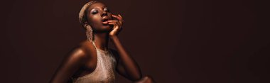 kısa saçlı baştan çıkarıcı afro-amerikan kadın kahverengi izole
