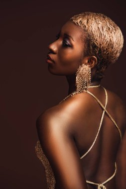 kahverengi izole kısa saçlı Afrikalı-Amerikalı kadının arka görünümü