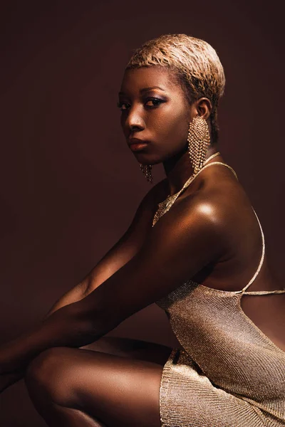 Modische Afrikanisch Amerikanische Frau Mit Kurzen Haaren Isoliert Auf Braun — Stockfoto
