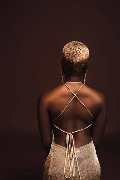 Visão Traseira Mulher Americana Africana Elegante Com Cabelo Curto Isolado — Fotografia de Stock