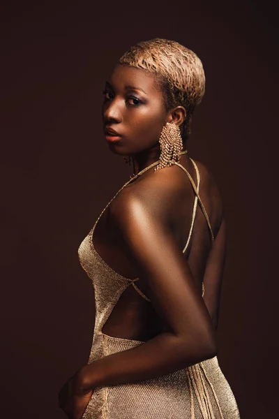 Hermosa Chica Afroamericana Moda Con Pelo Corto Aislado Marrón — Foto de Stock