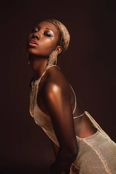 Hermosa Joven Afroamericana Mujer Con Pelo Corto Aislado Marrón — Foto de Stock