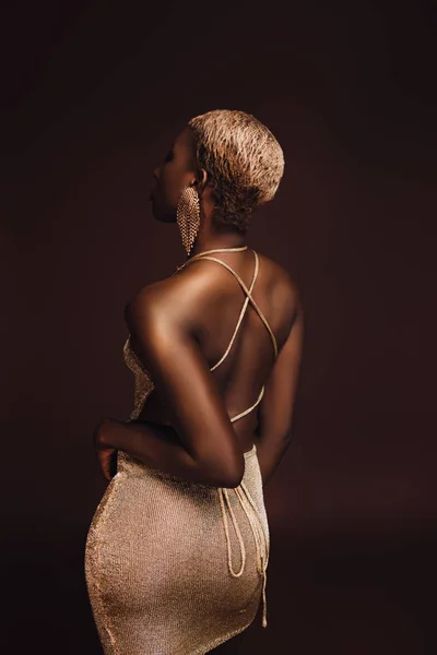 Vista Posterior Joven Glamorosa Mujer Afroamericana Con Pelo Corto Aislado — Foto de Stock