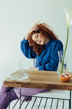 gri üzerinde Calla çiçek ve vazolar ile masada poz güzel moda Redhead kız