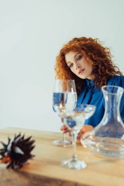 çekici şık Redhead kadın gri üzerinde izole su gözlükleri ile masa yakın poz