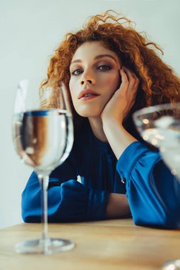 güzel şık Redhead kadın kafa yaslanır ve gri üzerinde izole gözlük yakın poz