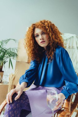 gri üzerinde çiçek ile güzel şık Redhead kadın tutarak cam