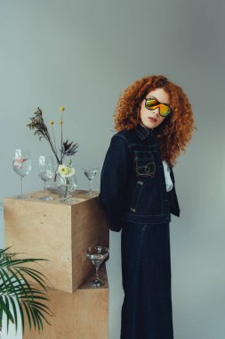 ahşap kutular, gözlük ve bitkiler gri yakın poz güneş gözlüğü şık Redhead kız