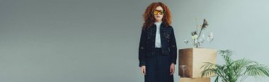 ahşap kutular, gözlük ve kopya alanı ile gri bitkiler yakın Redhead kız panoramik çekim