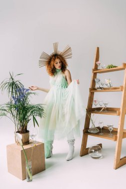 çiçek ve gözlük ile merdiven yakın poz kafa üzerinde aksesuar ile elbise şık Redhead kız