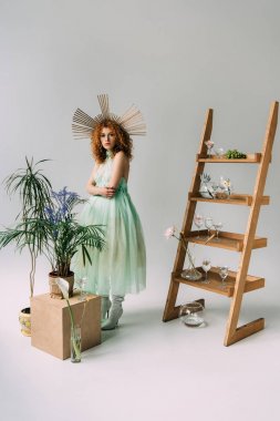 çiçek ve gözlük ile merdiven yakın poz kafa üzerinde aksesuar ile elbise şık Redhead kız