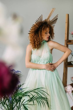 gri üzerinde poz elbise başında aksesuar ile Redhead kız seçici odak