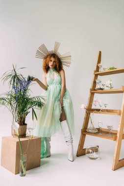 çiçek ve gözlük ile merdiven yakın poz kafa üzerinde aksesuar ile çekici şık Redhead kız