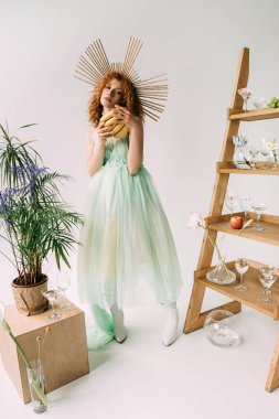 çiçek ve gözlük ile merdiven yakın kafa ve muz aksesuar ile şık Redhead kız
