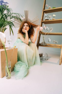 çiçek ve gözlük ile merdiven yakın poz kafa üzerinde aksesuar ile güzel şık Redhead kız
